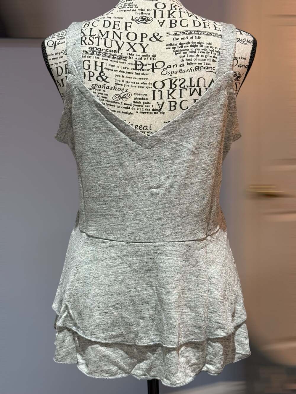 Chaser NWT Heather Gray Ruffle Hem Sleeveless Tank Top Medium Peplum Flowy - Picture 2 of 3